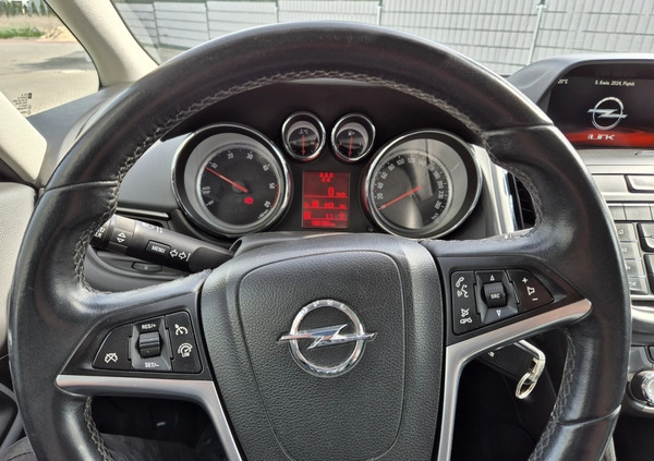 Opel Zafira cena 35500 przebieg: 166000, rok produkcji 2015 z Głogów małe 352